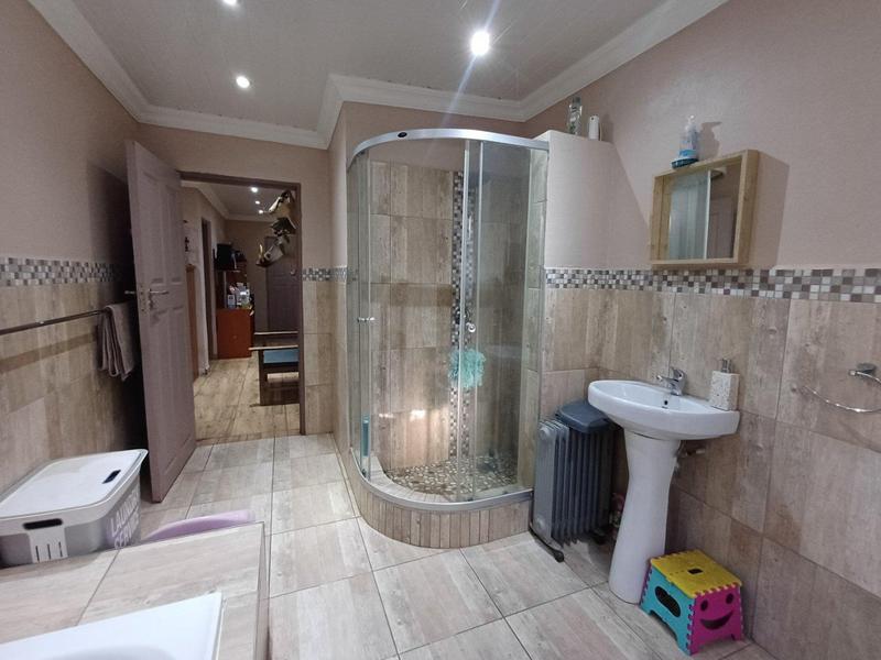 5 Bedroom Property for Sale in Claremont Western Cape